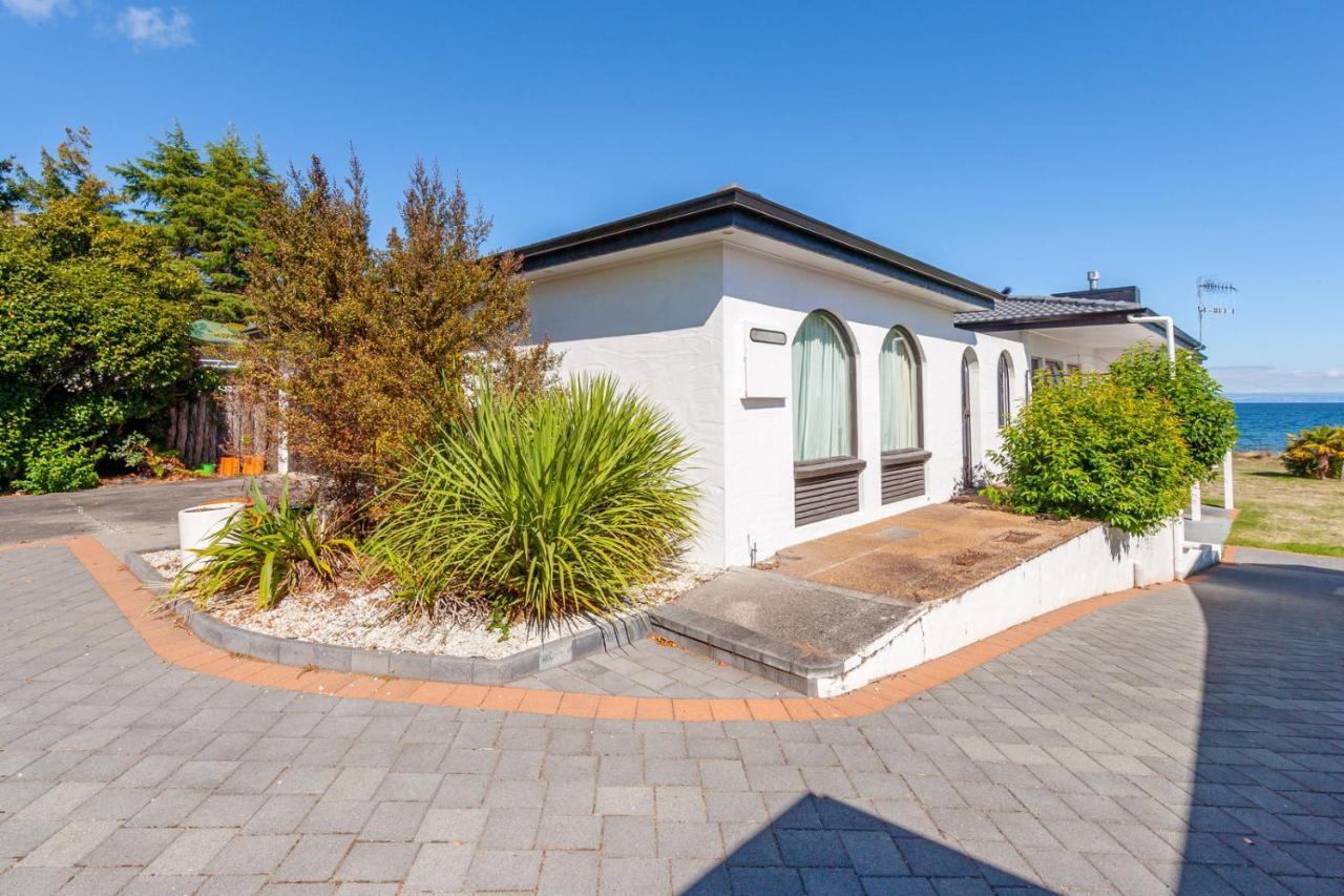 Lakefront Villa - Waitahanui Holiday Home Exterior photo